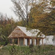 Atelier l'Abri embraces "expressive potential of construction" with Quebec shed